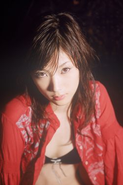 扒开内衣强吸母乳的视频